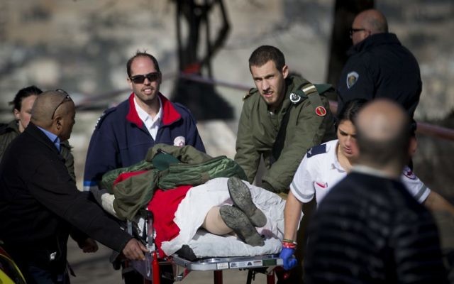 Scène d'un attentat au camion bélier qui a tué quatre soldats à Jérusalem, le 8 janvier 2017. (Crédit : Yonatan Sindel/Flash90)