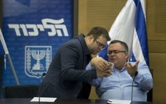 Les députés du Likud David Bitan, à droite, et Oren Hazan, à la Knesset, le 9 janvier 2017. (Crédit : Yonatan Sindel/Flash90)