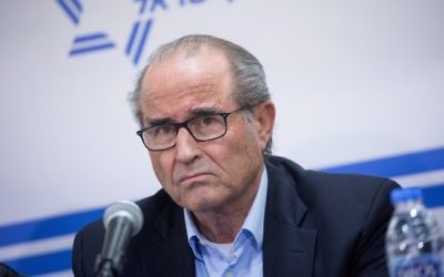 Shabtai Shavit, ancien directeur du Mossad, pendant une conférence de presse organisée par les "Commandants pour la sécurité d'Israël", à Tel Aviv, le 15 janvier 2017. (Crédit : Miriam Alster/Flash90)