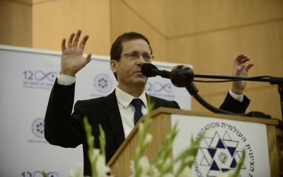 Isaac Herzog, chef de l'Union sioniste, pendant une conférence à l'université Bar-Ilan, près de Tel Aviv, le 15 janvier 2017. (Crédit : Tomer Neuberg/Flash90)