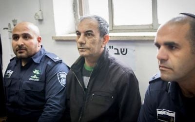 Ilan Shmuel, au centre, ancien chauffeur du Premier ministre Benjamin Netanyahu, devant la cour du district de Jérusalem, le 15 janvier 2017. (Crédit : Yonatan Sindel/Flash90)