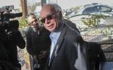 Amos Regev, rédacteur en chef du quotidien Israel Hayom, avant son interrogatoire pour "l'Affaire 2 000", devant les locaux de l'unité de police Lahav 433, à Lod, le 17 janvier 2017. (Crédit : Roy Alima/Flash90)
