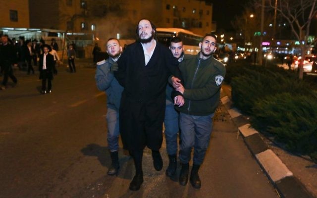 Arrestation d'un homme ultra-orthodoxe par la police des frontières pendant une manifestation contre l'emprisonnement d'une jeune ultra-orthodoxe n'ayant pas demandé d'exemption de service militaire, à Beit Shemesh, le 17 janvier 2017. (Crédit : Yaakov Lederman/Flash90) Arrestation d'un homme ultra-orthodoxe par la police des frontières pendant une manifestation contre l'emprisonnement d'une jeune ultra-orthodoxe n'ayant pas demandé d'exemption de service militaire, à Beit Shemesh, le 17 janvier 2017. (Crédit : Yaakov Lederman/Flash90)