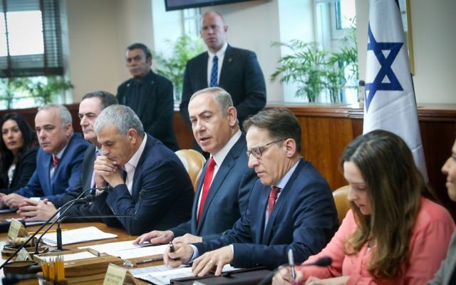 Le Premier ministre Benjamin Netanyahu, au centre, pendant la réunion hebdomadaire du cabinet dans ses bureaux, à Jérusalem, le 22 janvier 2017. (Crédit : Alex Kolomoisky/Pool) Le Premier ministre Benjamin Netanyahu, au centre, pendant la réunion hebdomadaire du cabinet dans ses bureaux, à Jérusalem, le 22 janvier 2017. (Crédit : Alex Kolomoisky/Pool)