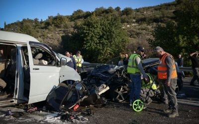 Photo de l'accident mortel sur la route 866, près de Karmiel, dans le nord d'Israël, le 23 janvier 2017 (Crédit : Basel Alidat / Flash90)
