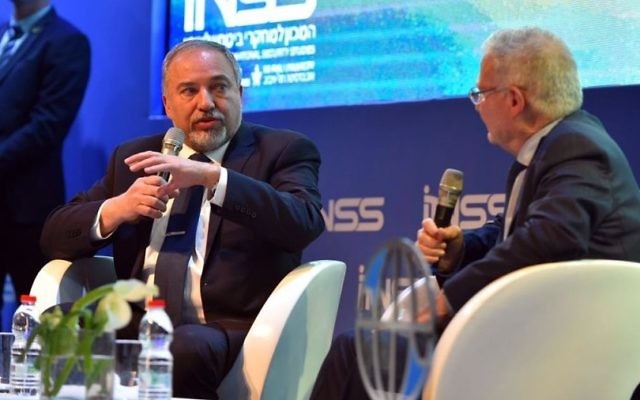 Avigdor Liberman pendant la conférence de l'INSS à Tel Aviv, le 24 janvier 2017. (Crédit : Hen Galili)