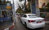 La police devant les bureaux du Premier ministre à Jérusalem, pour interroger Benjamin Netanyahu pour la troisième fois dans le cadre de deux enquêtes pour corruption dont il fait l'objet, le 27 janvier 2017. (Crédit : Yonatan Sindel/Flash90)