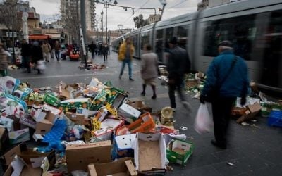 Les ordures jonchent le sol à Jérusalem en raison de la grève de la municipalité, au marché Mahane Yehuda, le 29 janvier 2017. (Crédit : Yonatan Sindel/Flash90)