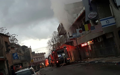 Scène d'un incendie dans un hôtel de Safed, dans le nord du pays, qui a fait 16 blessés dont deux graves, le 8 janvier 2016. (Crédit : pompiers israéliens)