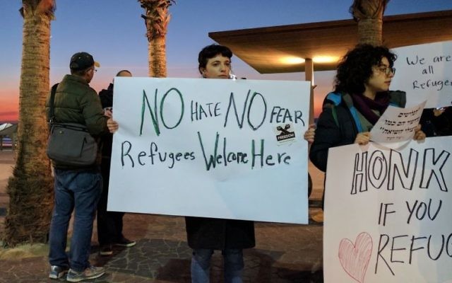 Quarante personnes ont manifesté devant l'ambassade des Etats-Unis à Tel Aviv contre le décret anti-réfugié et anti-musulman de Donald Trump, le 29 janvier 2017. (Crédit : Melanie Lidman/Times of Israël)