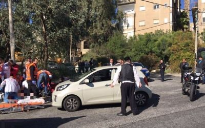 La scène de l'une des attaques à main armée ayant eu lieu à Haïfa, le 3 janvier 2017. (Crédit : Magen David Adom)