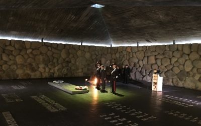 Une cérémonie italienne à Yad Vashem, à l'occasion de la Journée Internationale de l'Holocauste, le 27 janvier 2016. (Crédit : Rossella Tercatin/The Times of Israel)