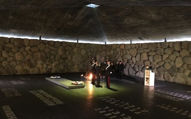 Une cérémonie italienne à Yad Vashem, à l'occasion de la Journée Internationale de l'Holocauste, le 27 janvier 2016. (Crédit : Rossella Tercatin/The Times of Israel) Une cérémonie italienne à Yad Vashem, à l'occasion de la Journée Internationale de l'Holocauste, le 27 janvier 2016. (Crédit : Rossella Tercatin/The Times of Israel)