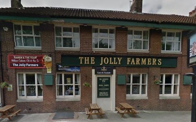 Le pub The Jolly Farmers pub, où s'est produit une agression homophobe et antisémite le 25 décembre 2016, à Thornaby, North Yorkshire, en Angleterre. (Crédit : capture d'écran Google maps) Le pub The Jolly Farmers pub, où s'est produit une agression homophobe et antisémite le 25 décembre 2016, à Thornaby, North Yorkshire, en Angleterre. (Crédit : capture d'écran Google maps)
