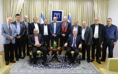 Le président Reuven Rivlin entouré des maires et chefs de conseils régionaux arabes (Credit: Mark Neiman / GPO)
