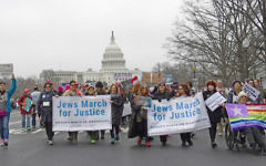 Des membres du Conseil National des Femmes Juives et d'autres organisations juives rassemblées pour la marche des femmes à Washington, le 21 janvier 2017 (Crédit : Ron Sachs via JTA)
