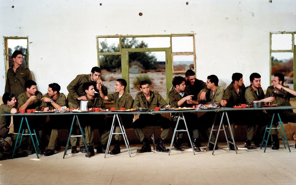 'Sans titre (Le dernier repas)' d'Adi Nes, pensé jusqu'à la dernière assiette (Autorisation Musée d'Israël) 'Sans titre (Le dernier repas)' d'Adi Nes, pensé jusqu'à la dernière assiette (Autorisation Musée d'Israël)