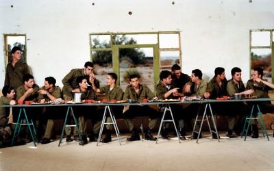 'Sans titre (Le dernier repas)' d'Adi Nes, pensé jusqu'à la dernière assiette (Autorisation Musée d'Israël)