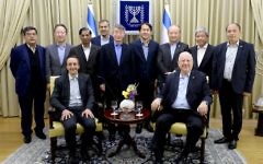 Le président Reuven Rivlin entouré des ambassadeurs et chargés d'affaires d'Asie-Pacifique (Crédit: Mark Neiman / GPO)