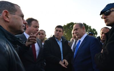 Le Premier ministre Benjamin Netanyahu, à droite, et son ministre de la Défense Avigdor Liberman, derrière lui, sur les lieux d’un attentat au camion bélier à Jérusalem, le 8 janvier 2017. (Crédit : Kobi Gideon/GPO)