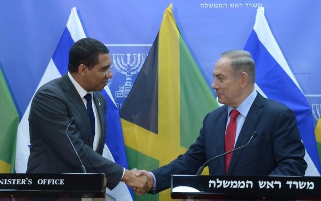 Le Premier ministre Benjamin Netanyahu avec son homologue jamaïcain Andrew Holness, à Jérusalem, le 12 janvier 2017. (Crédit : Amos Ben-Gershom/GPO)
