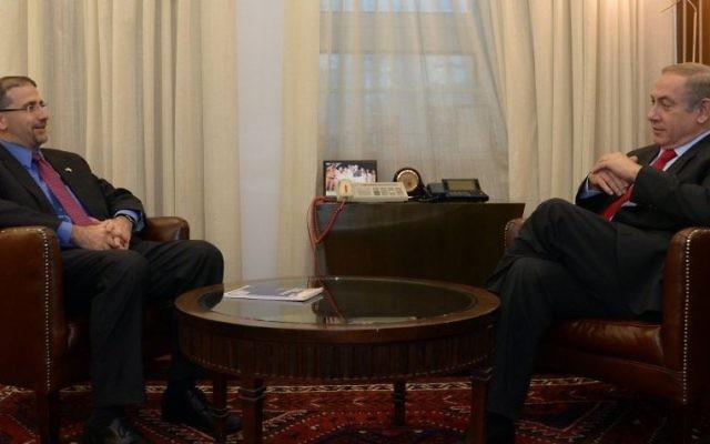 Le Premier ministre Benjamin Netanyahu  et l'ambassadeur sortant des Etats-Unis, Dan Shapiro, le 19 janvier 2017. (Crédit : Haim Zach/GPO)