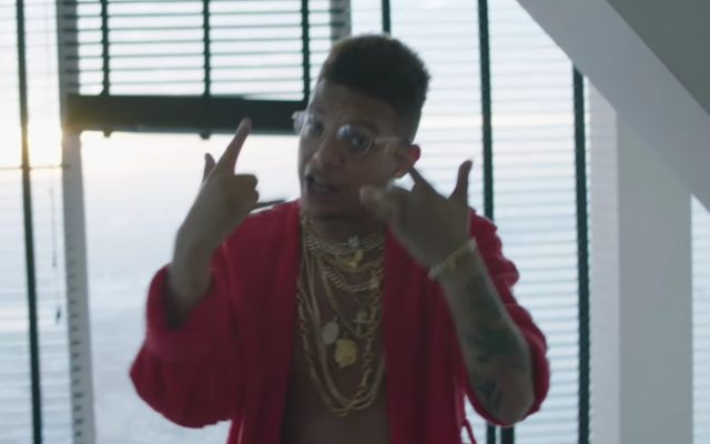 Ali Bouali dans le clip de 'That is Money', publié en décembre 2016. (Crédit : capture d'écran YouTube) Ali Bouali dans le clip de 'That is Money', publié en décembre 2016. (Crédit : capture d'écran YouTube)
