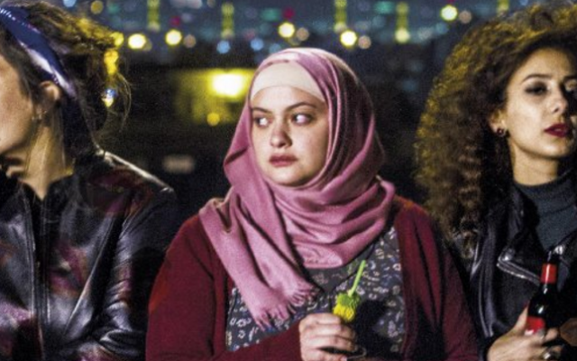 Image extraite d'une scène de "In Between," un film réalisé en 2016, qui raconte la vie d'Israéliennes arabes à Tel Aviv (Crédit : Capture d'écran) Image extraite d'une scène de "In Between," un film réalisé en 2016, qui raconte la vie d'Israéliennes arabes à Tel Aviv (Crédit : Capture d'écran)