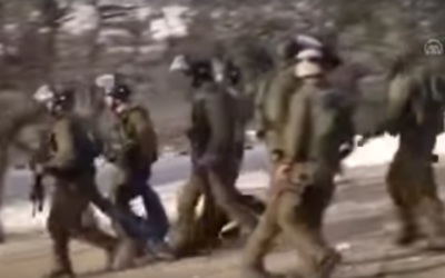 Des soldats israéliens transportent un adolescent blessé par balles, qui est ensuite décédé, pendant une violente émeute près de Bethléem, le 16 janvier 2017. (Crédit : capture d'écran YouTube)