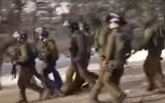 Des soldats israéliens transportent un adolescent blessé par balles, qui est ensuite décédé, pendant une violente émeute près de Bethléem, le 16 janvier 2017. (Crédit : capture d'écran YouTube)