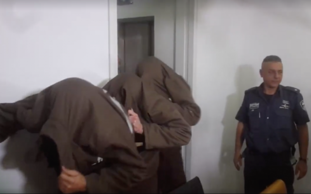 Muhammad Shinawi, Khaled bin Atef Abu Kleib et Ihab bin Ayoub Yusef au tribunal de Haïfa le 30 janvier 2017. Shinawi est accusé d'homicide et de tentative d'homicide dans une fusillade dans la ville portuaire au début du mois. Abu Kleib et Yusef sont accusés de complicité. (Crédit : capture d'écran) Muhammad Shinawi, Khaled bin Atef Abu Kleib et Ihab bin Ayoub Yusef au tribunal de Haïfa le 30 janvier 2017. Shinawi est accusé d'homicide et de tentative d'homicide dans une fusillade dans la ville portuaire au début du mois. Abu Kleib et Yusef sont accusés de complicité. (Crédit : capture d'écran)