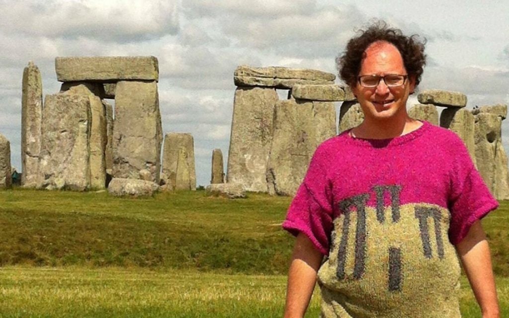 La nouvelle vedette d'Internet Sam Barsky pose avec son chandail à motif dolmens en Angleterre. (Autorisation/Facebook) La nouvelle vedette d'Internet Sam Barsky pose avec son chandail à motif dolmens en Angleterre. (Autorisation/Facebook)