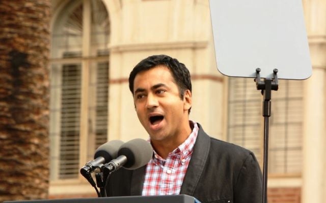 L'acteur américain Kal Penn prenant la parole sur un campus de l'Université de Californie du sud à Los Angeles, Californie, en octobre 2010 (Crédit : CC BY-SA, Wikimedia Commons)
