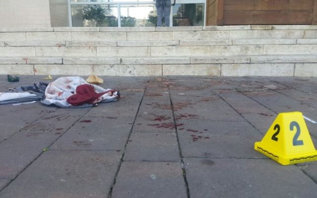 La scène d'une attaque au couteau à Ashdod, le 5 janvier 2017. (Crédit : police israélienne)