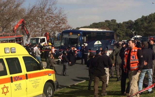 Scène d’un attentat présumé au camion bélier à Jérusalem, le 8 janvier 2017. (Crédit: Luke Tress/Times of Israël) Scène d’un attentat présumé au camion bélier à Jérusalem, le 8 janvier 2017. (Crédit: Luke Tress/Times of Israël)