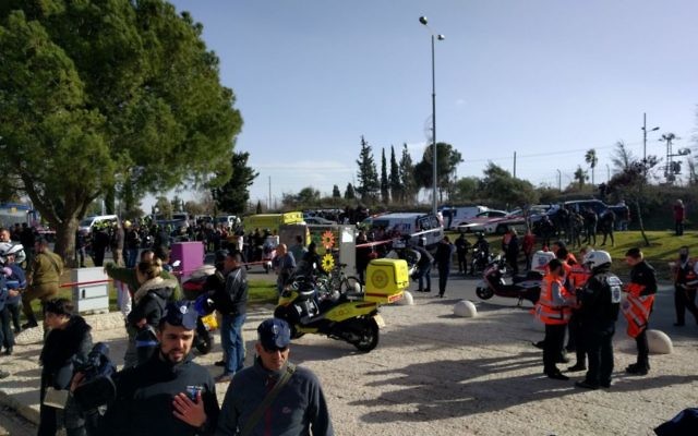 Scène d’un attentat présumé au camion bélier à Jérusalem, le 8 janvier 2017. (Crédit: Luke Tress/Times of Israël)