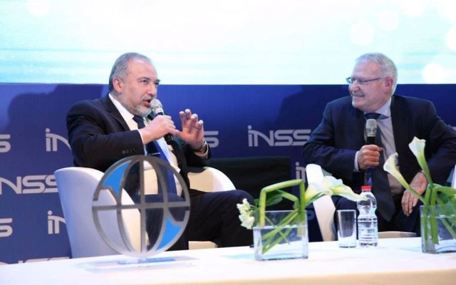 Avigdor Liberman pendant la conférence de l'INSS à Tel Aviv, le 24 janvier 2017. (Crédit : Hen Galili) Avigdor Liberman pendant la conférence de l'INSS à Tel Aviv, le 24 janvier 2017. (Crédit : Hen Galili)