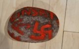 Une pierre arborant des inscriptions antisémites et une référence à une brigade d'extermination nazie a été laissée dans un sac sur le seuil de la maison d'un couple juif de Winnipeg, au Canada (Crédit : autorisation Bnai Brith Canada)