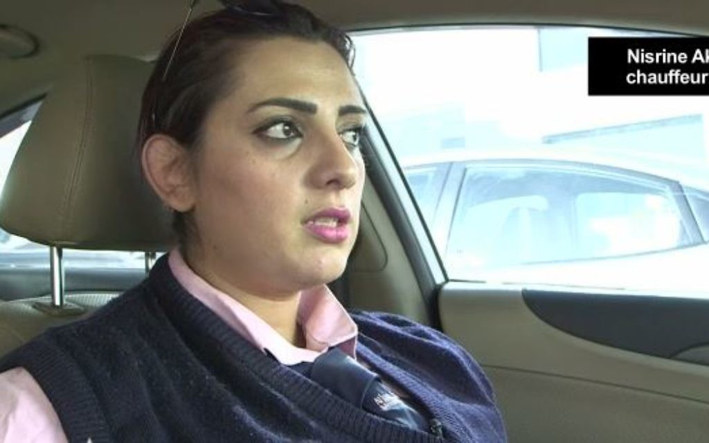 Nisrine Akoubeh, l'une des femmes qui conduit un "taxi rose" à Amman, en Jordanie, en décembre 2016. (Crédit : capture d'écran AFP) Nisrine Akoubeh, l'une des femmes qui conduit un "taxi rose" à Amman, en Jordanie, en décembre 2016. (Crédit : capture d'écran AFP)