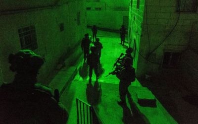Série d'arrestations par l'armée israélienne en Cisjordanie, le 11 janvier 2017. (Crédit : porte-parole de l'armée)