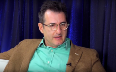 Capture d'écran d'une interview avec le dramaturge  Jon Robin Baitz, en 2011 (Crédit : Capture d'écran YouTube / Braodwaycom)