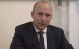 Le ministre de l'Éducation Naftali Bennett lors d'une interview dans les bureaux du Times of Israel à Jérusalem, le 9 janvier 2017. (Crédit : Luke Tress/Times of Israel)