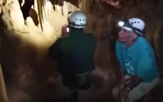 Des fonctionnaires de l'Autorité israélienne de la nature et des parcs dans une grotte de stalactites découverte en Galilée, en 2017. (Crédit : capture d'écran YouTube) Des fonctionnaires de l'Autorité israélienne de la nature et des parcs dans une grotte de stalactites découverte en Galilée, en 2017. (Crédit : capture d'écran YouTube)