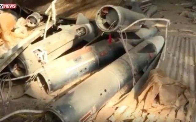 Les armes chimiques présumées de l'Etat islamique découvertes par les troupes françaises et irakiennes à Mossoul, en Irak, le 28 janvier 2017. (Crédit : capture d'écran YouTube)