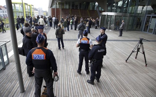 journalistes et policiers devant le tribunal d'Anvers au premier jour du procès de 46 membres du groupe islamique radical Sharia4Belgium, considéré comme l'un des principaux pourvoyeurs de terroristes en Syrie. Illustration. (Crédit : Nicolas Maeterlinck/AFP) journalistes et policiers devant le tribunal d'Anvers au premier jour du procès de 46 membres du groupe islamique radical Sharia4Belgium, considéré comme l'un des principaux pourvoyeurs de terroristes en Syrie. Illustration. (Crédit : Nicolas Maeterlinck/AFP)