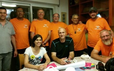 Le groupe des pères endeuillés du programme de thérapie par la vidéo du l'école de cinéma Maaleh. Au fond, de gauche à droite : Asher Lemann (animateur), David Cohen, Chanan Ariel, Ofir Shaer, Yosef Baruch Kalangel, Nachum Lemkus. Devant,  de gauche à droite : Keren Hakak (animatrice), Menachem Assaraf, Shalom Sarel. (Crédit : Ma'aleh)