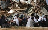 Des femmes bédouines protestent contre la démolition de logement dans le village bédouin non reconnu d'Umm al-Hiran dans le désert du Néguev, le 18 janvier 2017. (Crédit : Menahem Kahana/AFP)