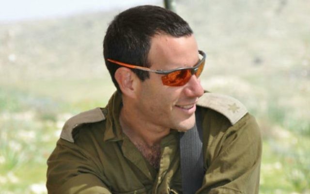 La major Hagai Ben Ari, qui a été grièvement blessé le 21 juillet 2014 pendant l'opération Bordure protectrice dans la bande de Gaza. Il est mort le 3 janvier 2017. (Crédit : autorisation) La major Hagai Ben Ari, qui a été grièvement blessé le 21 juillet 2014 pendant l'opération Bordure protectrice dans la bande de Gaza. Il est mort le 3 janvier 2017. (Crédit : autorisation)