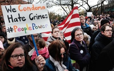Manifestation anti-racisme au Brooklyn Park, nommé d'après le défunt membre des Beastie boys, Adam Yauch, après qu'il se foit défiguré avec des croix gammées, le 20 novembre 2016. (Crédit : Spencer Platt/Getty Images)