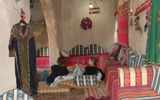 A l"intérieur du Palais Horiya de Lakiya, où des femmes locales présentent leurs artisanats et préparent des mets locaux pour les visiteurs (Crédit : Shmuel Bar-Am)